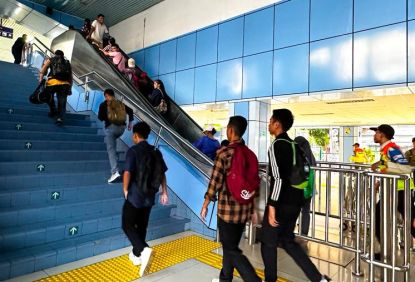 Kondisi Stasiun Ramai Lancar, KAI Commuter Tetap Operasikan 1.063 Perjalanan Pada Akhir Pekan Ini - Layani Sebanyak 768 Ribu Lebih Pengguna Pada Sabtu Kemarin