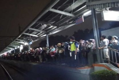 KA 1176 Alami Gangguan di Stasiun Lenteng Agung