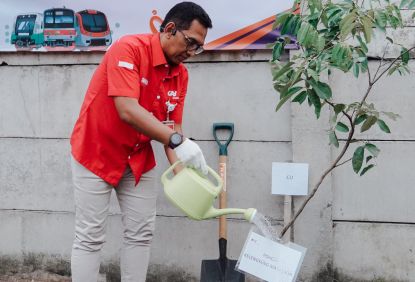 KAI Commuter Sukseskan Gerakan Penanaman Satu Juta Pohon Untuk Indonesia dengan Program Green Commuter