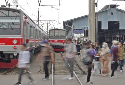 Libur Nasional Pilkada Serentak KAI Commuter Operasikan 1.048 Perjalanan Commuter Line Jabodetabek  Hingga pukul 14.00, Commuter Line Jabodetabek telah melayani 257.995 orang, Stasiun Bogor catat jumlah pengguna tertinggi
