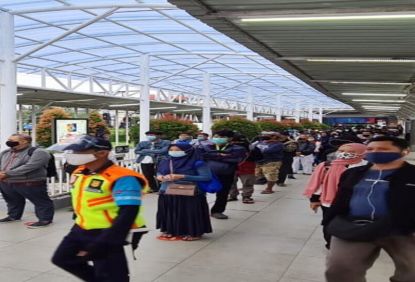 Sejumlah Stasiun Diguyur Hujan, Kondisi Pengguna KRL Pagi Ini Tetap Kondusif