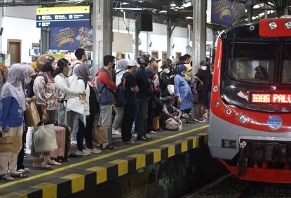 Mobilitas Pengguna Commuter Line Masih Tinggi - 580 Ribu Lebih Pengguna Commuter Line Angkutan Nataru Malam Pergantian Tahun Baru dan Tahun Baru Kemarin 67 Ribu Orang Lebih Menggunakan Commuter Line