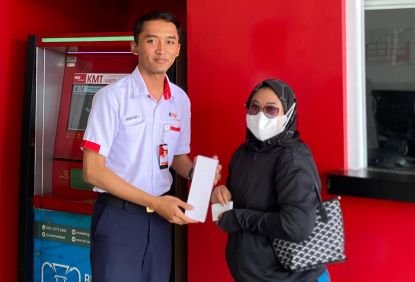 Hari Pelanggan Nasional, KAI Commuter Area 6 Yogyakarta Berikan Souvenir Tumbler Sebagai Bentuk Dukungan Kepada Kelestarian Lingkungan