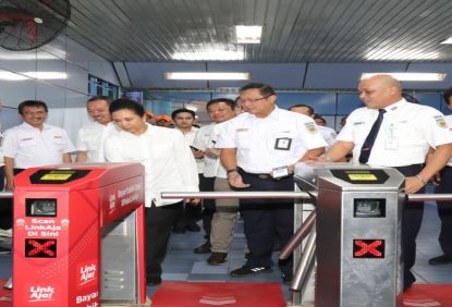 Dorong Peningkatan Pelayanan KAI: Menteri Rini Uji Coba LinkAja untuk Bayar KRL