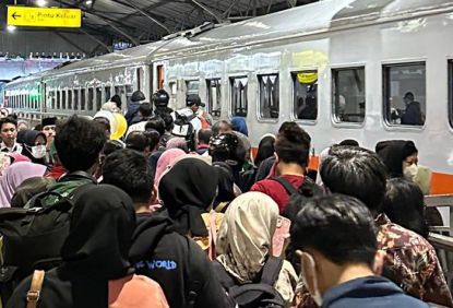 Commuter Line Surabaya Layani 49 Ribu Lebih Pengguna Pada Hari+3 Lebaran 2025  KAI Commuter Wilayah 8 Surabaya Antisipasi Penumpang Musiman Pada Hari Libur Lebaran