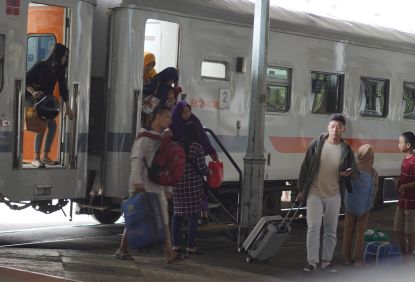 Hari Pertama Idul Fitri, KAI Commuter Wilayah 8 Surabaya Layani 29.381 orang Pengguna