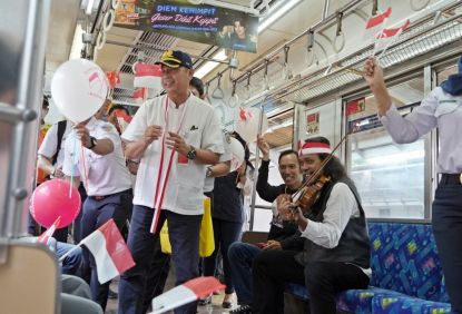 HUT Ke - 79 RI, KAI Commuter Berikan Apresiasi Kepada Penggunanya Bagikan Bendera Merah Putih, Balon dan Coklat serta meluncurkan KMT tematik