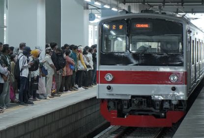 Tren Kenaikan Volume Pengguna Commuterline, Selalu Patuhi Arahan Petugas Untuk Keselamatan dan Keamanan Pengguna