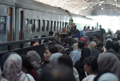 Mobilitas Nataru 2025–2026, Commuter Line Wilayah 8 Surabaya Layani 54.568 Pengguna dan Padat di Malam Tahun Baru