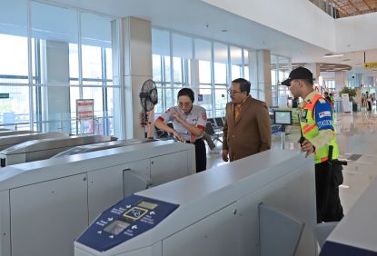 Respons Keramaian Warga di Kawasan Monas KAI Commuter Tambah Petugas Pengamanan di Stasiun Sekitar Monas   Operasikan 1.048 perjalanan Commuter Line untuk jaga kebutuhan masyarakat beraktivitas