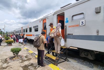 Lima Bulan Dua Stasiun Beroperasi Lagi KAI Commuter Catat Tren Pertumbuhan Pengguna Commuter Line di Stasiun Boharan dan Kedinding - Peningkatan pengguna yang naik Commuter Line mencapai 37 persen
