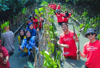 KAI Commuter Hijaukan Indonesia Dengan Penanaman Bibit Mangrove