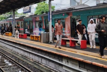 Operasional Perjalanan Commuter Line Jabodetabek Stasiun Jakarta Kota Kembali Layani Perjalanan Commuter Line Bogor, Petugas Terus Pantau Kondisi Genangan