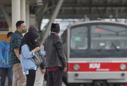 KAI Commuter Catat Tren Kenaikan Volume Pengguna Commuter Line di Stasiun Cawang dan Sudirman Yang Terintegrasi Dengan LRT Jaobedebek