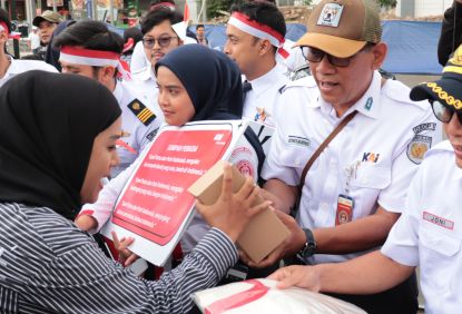 Rayakan Sumpah Pemuda, KAI Commuter Bagi-bagi Suvenir Menarik Kepada Pengguna Commuter Line yang Hafal Ikrar Sumpah Pemuda