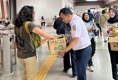 Manjakan Pengguna Selama Ramadan, KAI Commuter Bagikan 30.000 Paket Takjil Gratis