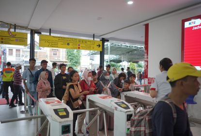 Sampai Hari Ketiga Lebaran, KAI Commuter Wilayah 6 Yogyakarta Sudah Angkut 232.213 Pengguna Commuter Line - Himbau Untuk Menjaga Barang dan Mengawasi Buah Hati Selama Perjalanan