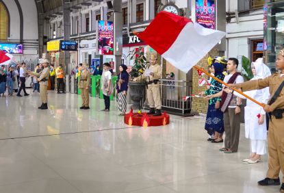 Semarakkan Hari Pahlawan, KAI Commuter Hadirkan Aksi Teatrikal Pertempuran 10 November di Stasiun Jakarta Kota