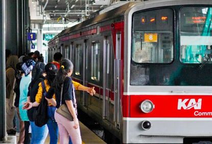 Pelayanan Commuter Line Tetap Normal, Pengamanan di Stasiun Diperketat  Pengguna Commuter Line sudah mencapai 479.842, stasiun tetap kondusif