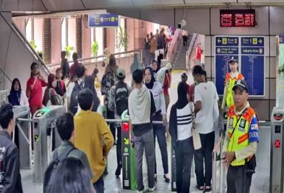 Pengguna Meningkat, KAI Commuter Lakukan Antisipasi untuk Layanan Pengguna Commuter Line - Tambah jumlah perjalanan, sediakan loket portabel, hingga personel pengamanan dan petugas pelayanan