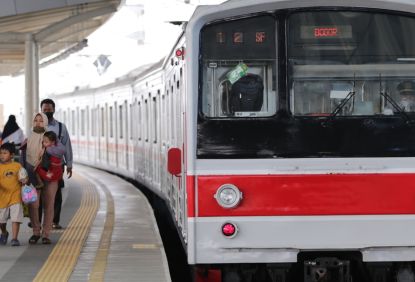 Dipredikasi 900 Ribu Pengguna Pada Malam Pergantian Tahun, KAI Commuter Operasikan Perjalanan Commter Line Tambahan