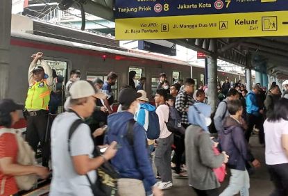 Pengguna Commuter Line Terpantau Masih Cukup Ramai Pada Awal Kebijakan WFA Jelang Libur Lebaran Pengguna Commuter Line Jabodetabek Turun 29% 