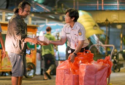 Lakukan Kegiatan Sosial, KAI Commuter Bagi-bagi Paket Makan Sahur di Stasiun Bogor dan Stasiun Rangkasbitung