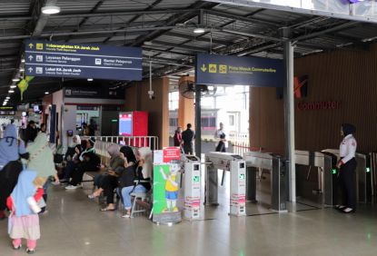 Libur Panjang Kenaikan Yesus Kristus Berakhir, Stasiun Commuter Line Masih Terpantau Ramai oleh Wisatawan