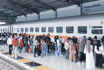 Hari Libur Ke Empat Lebaran KA Lokal Wilayah II Masih Favorit, KAI Commuter Terus Imbau Untuk Tetap Selalu Patuhi Protokol Kesehatan
