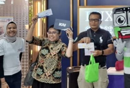 KAI Commuter Area 8 Surabaya dan KAI Daop 8 Surabaya Lakukan Sapa Pelanggan Pada Peringatan Hari Pelanggan Nasional 2025