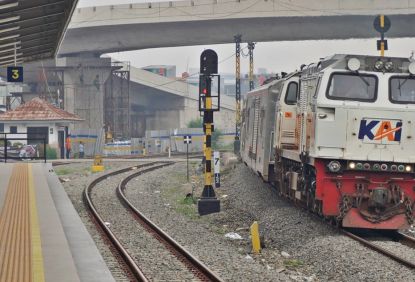 Tekan Kelambatan Perjalanan Commuter Line, Petugas Terus Lakukan Upaya Normalisasi Lintas Haurpugur - Rancaekek