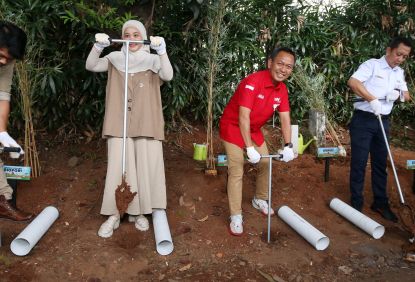Komitmen Lakukan Gerakan Green Commuter Gandeng Aktivis Lingkungan, KAI Commuter Buat Lubang Resapan Biopori di Stasiun Rawa Buaya