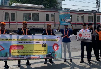 Jaga Keselamatan Di Perlintasan KAI Commuter bersama KAI Daop 1 Jakarta dan Korlantas POLRI Lakukan Sosialisasi Keselamatan Secara Serentak 