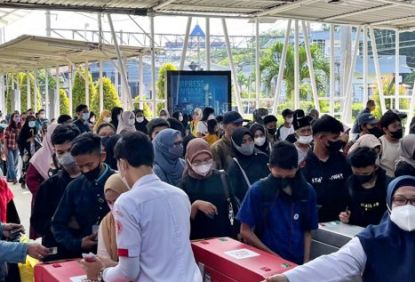 Warga Jabodetabek Gunakan KRL Merayakan Idul Fitri