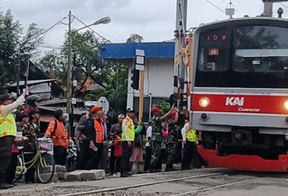 Proses Evakuasi Selesai, Perjalanan Commuter Line Antara Stasiun Poris - Stasiun Batu Ceper Kembali Aman Untuk Melintas