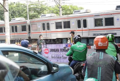 KAI Commuter Ingatkan Tentang Disiplin di Perlintasan Sebidang: Demi Keselamatan Semua Pihak !!