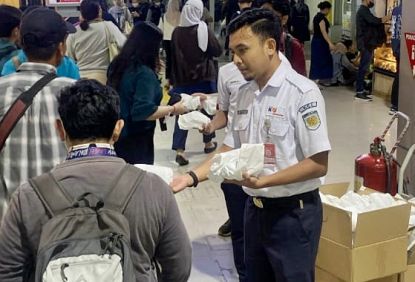 Apresiasi Pelanggan Berpuasa KAI Commuter Sediakan Takjil Gratis Bagi Pengguna Commuter Line Di Stasiun Transit  Program tersebut akan dijalankan selama 10 hari