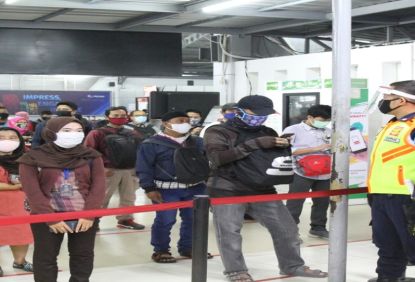 Volume Naik, Pengguna KRL Tertib Ikuti Protokol Kesehatan Pada Senin Pagi Ini