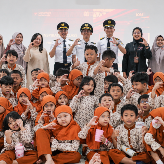 KAI Commuter Mengajar merupakan program sosialisasi dan edukasi perkeretaapian bersama siswa sekolah mulai SD hingga SMA